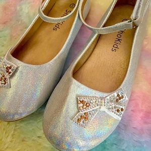 Girls dress shoes, silver glitter, size 3, Velcro strap, flats